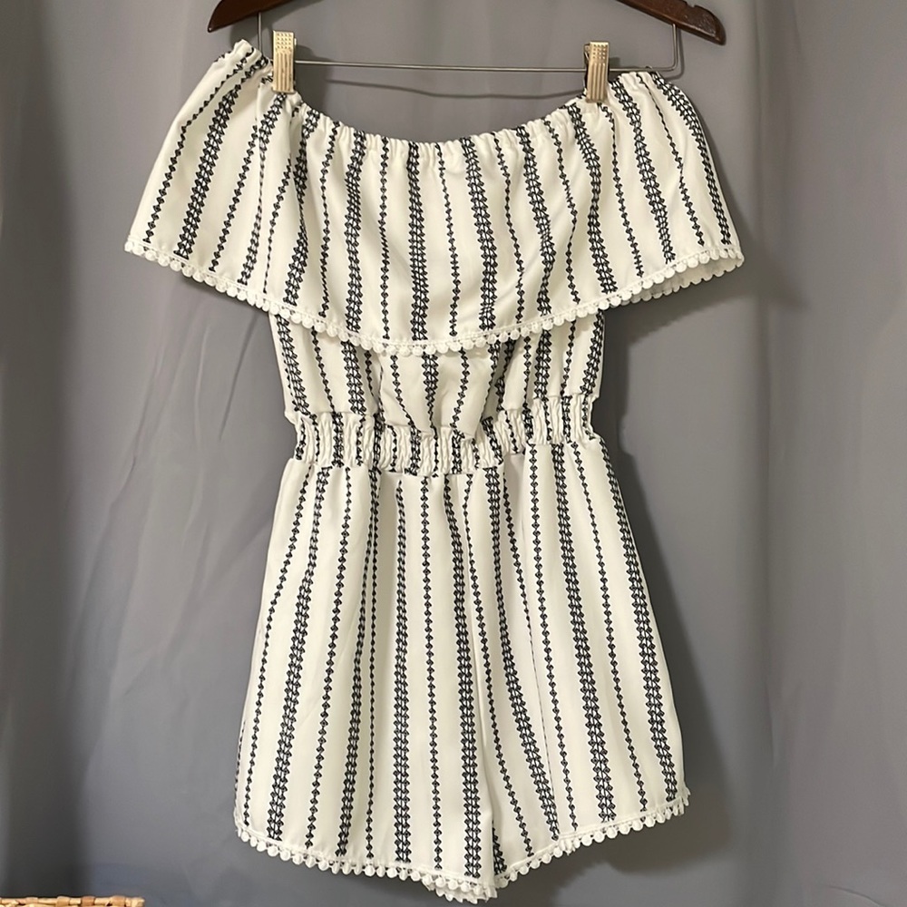 Off the shoulder print romper. Size S.